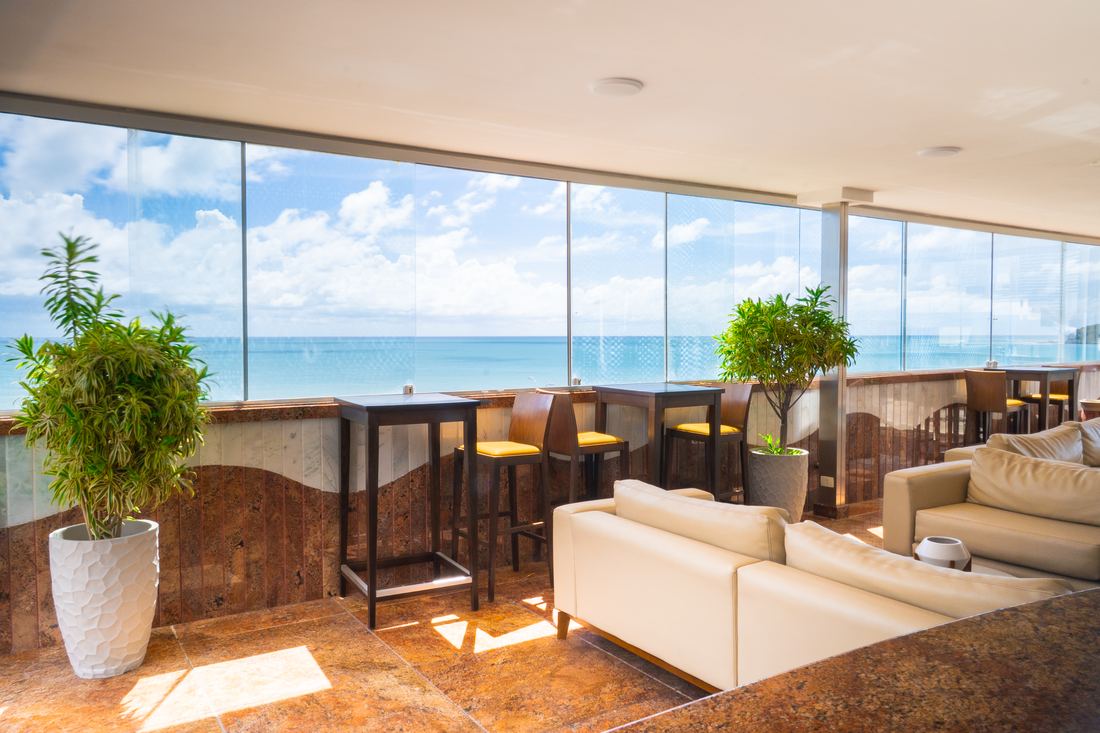Lobby do hotel com vista pro mar